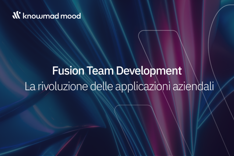 Visual moderno con il logo di knowmad mood e il titolo "Fusion Team Development – Rivoluzione nelle app aziendali", su sfondo astratto tecnologico blu e rosa, simbolo di innovazione digitale.